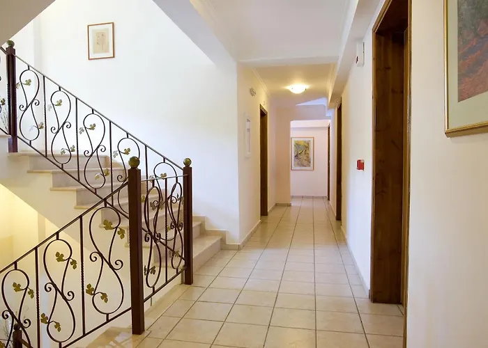 Grand Nefeli Aparthotel 4*