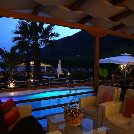 Hotel de apartamente Grand Nefeli Vasiliki