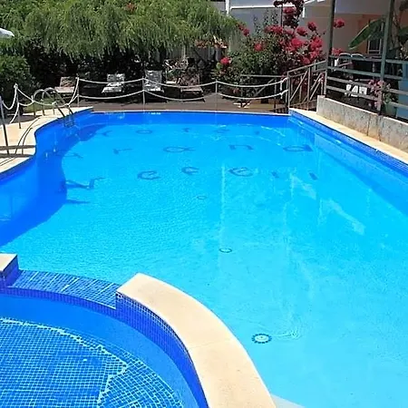 Ξενοδοχείο με διαμερίσματα Grand Nefeli 4*