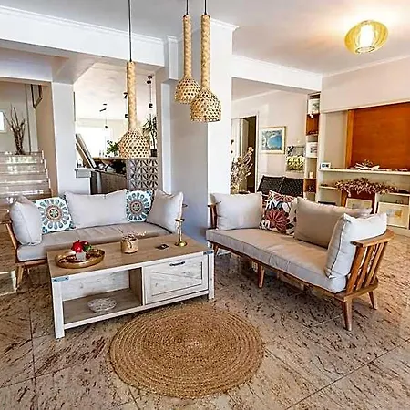 Ξενοδοχείο με διαμερίσματα Grand Nefeli 4*